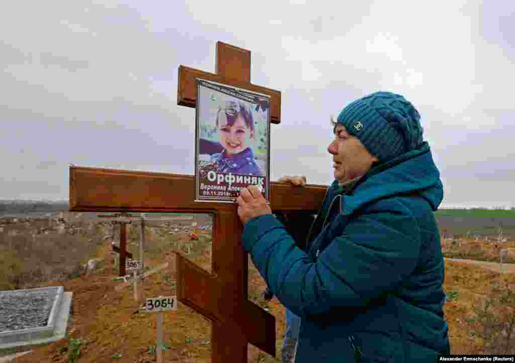 9 қарашада Ирина Орфиняк Мариупольдің солтүстік-батысындағы Старокрымск зиратына келді. Мұнда оның немересі Вероника жерленген. Вероника мен әкесі Ресей әскері минометтен атқылаған кезде қаза тапқан. 