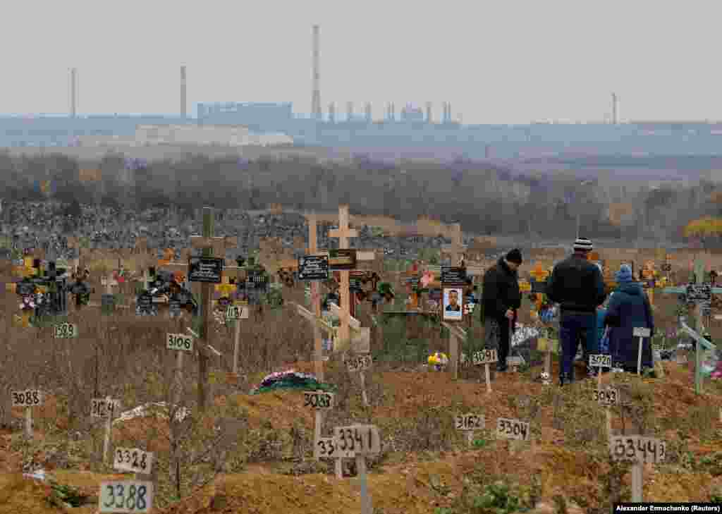 Мариупольдегі зиратқа келген жұрт. 9 қараша. Ресей 24 ақпанда Украинаға басып кіргенде бірден Мариупольді қоршауға алып, атқылаған. Үш айдың ішінде бұл қалада ондаған мың бейбіт тұрғын қаза тапқаны айтылды. 