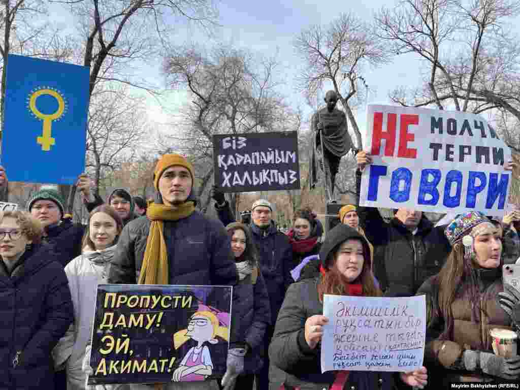 Белсенділер алашордалықтар айтып кеткен әйел теңдігі Қазақстанда әлі ескерілмей жатыр деп есептейді. "Әкімдік, әйелдерге жол бер!", "Үнсіз қалма, шыдама, айт!" деген жазуы бар плакат ұстаған белсенділер. 