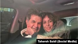 Ҷаъфар Паноҳӣ ва ҳамсараш дар дохили мошин баъди озод шудан аз зиндони Эвин