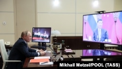Президент Росії Володимир Путін поспілкувався із керівником Китаю Сі Цзіньпіном через відеозв’язок зі свєї  резиденції під Москвою 15 грудня 2021 року.