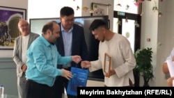 Байқауды ұйымдастырушылар лауреаттарға сыйлықты табыстап тұр. Алматы, 26 маусым 2025