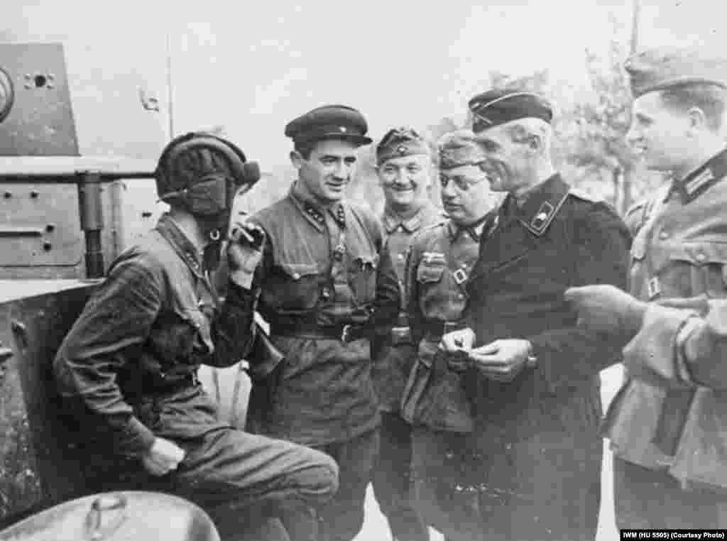 Советтик жана немисттик армия Брест шаарында, 1939-жылдын 22-августунда алар бирге параддан өтүшкөн. 