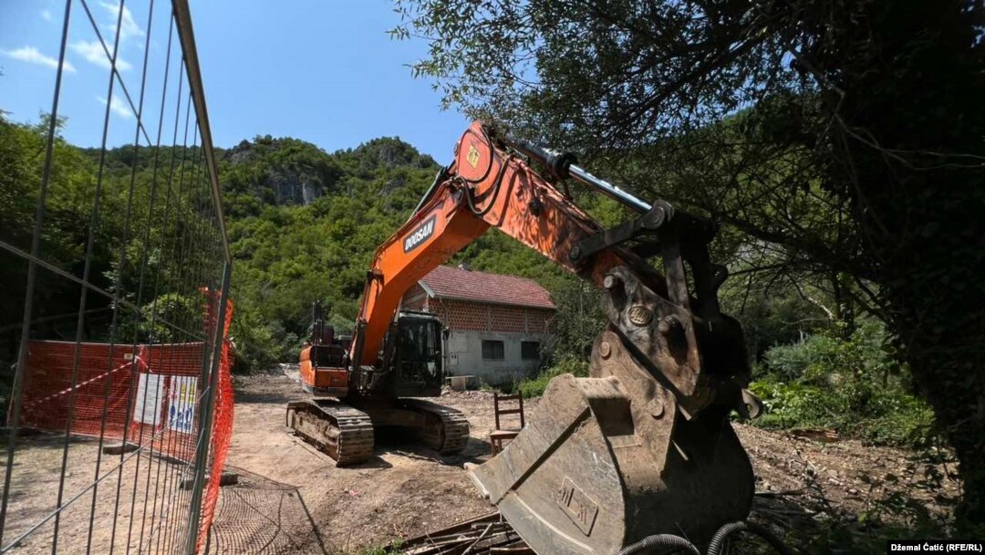 Na lokalitetu Gračaca u Hrvatskoj, u neposrednoj blizini izvora rijeke Une, je gradilište.