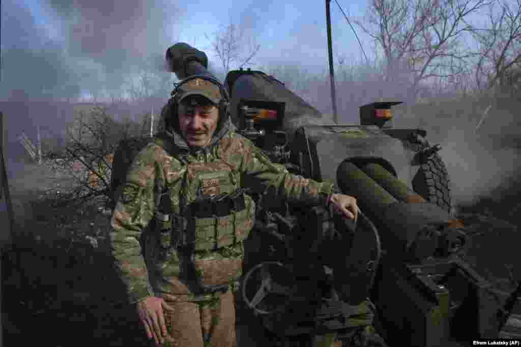 Украинский солдат 80-й отдельной десантно-штурмовой бригады ведет огонь из пушки Д-30 по российским позициям возле Клещеевки. В начале марта Сырский написал в Telegram’е, что «некоторым бригадам удается сдерживать атаки противника и сохранять позиции, а другим — нет» 