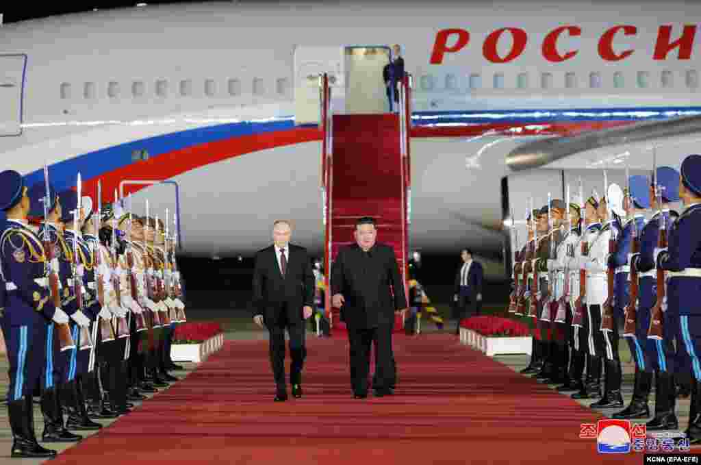 Ким Чен Ын и Владимир Путин на красной дорожке в аэропорту. Фото опубликовало Центральное новостное агентство Северной Кореи (KCNA). Государственное телевидение показало, как Ким Чен Ын и Путин обменялись рукопожатиеми и обнялись после приземления самолета с российским лидером в предрассветные часы 