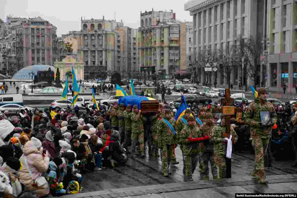 7 січня стало відомо про загибель поета, автора хітів «Жовтий скотч» та «Панівна висота», військовослужбовця і ветерана АТО Максима Кривцова із позивним «Далі»