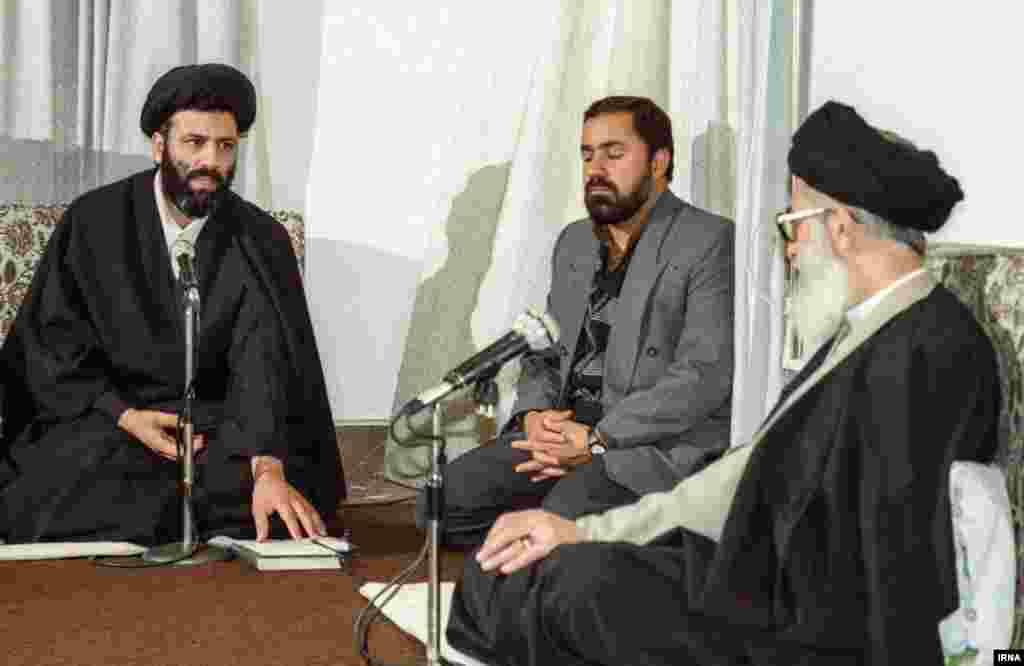 رئیسی که تا حدود یک دهه پیش جایی در سطوح عالی سیاست جمهوری اسلامی نداشت، ظرف یک دهۀ گذشته توانست تا آن‌جا پیش برود که نام خود را به عنوان نامزد بالقوۀ رهبری آیندۀ ایران و جانشین خامنه‌ای سر زبان‌ها بیندازد. ابراهیم رئیسی در سال ۱۳۵۹ در بیست سالگی به عنوان «دادیار» در کرج منصوب شد و در پروندۀ مهم اعدام هزاران زندانی در تابستان سال ۶۷ یکی از اعضای هیئت مرگ بود او در این تصویر (نفر اول از چپ) در حضور رهبر جمهوری اسلامی (نفر اول از راست) دیده می‌شود.