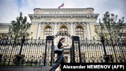 Британская разведка отмечает, что несмотря на укрепление рубля, инфляция в России продолжает расти