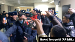 Кармалгандардын бири, журналист Сайпидин Султаналиев Биринчи Май райондук сотунда. 17-январь, 2024-жыл