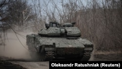 Український танк в околицях Часового Яру, Донецька область, фото ілюстративне