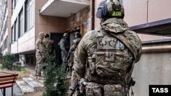 Орусиянын күч кызматкерлери "Крокустагы" кол салууга шектүүлөрдүн бирин кармап жаткан учуру. 31-март, 2024-жыл. Дагестан. Сүрөттүн макалага тиешеси жок. Иллюстрация үчүн колдонулду. 
