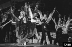 Алла Пугачева на сцене «Олимпийского» в 1984 году. Фото: ТАСС.