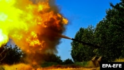 Українські військові ведуть вогонь по позиціях армії РФ із трофейного танка Т-80. Неподалік Бахмуту на Донеччині, 19 червня 2023 року 