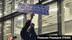 Участники акции заняли аэропорт Махачкалы, чтобы «найти евреев и не допустить их в город».