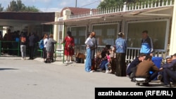 Nobata duran adamlar. Türkmenistan (Illýustrasiýa suraty) 
