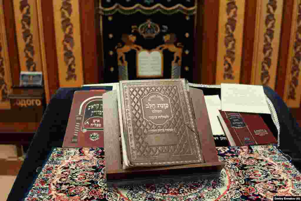 Религиозная книга в дербентской синагоге Произошедшая 29 октября вспышка насилия – не первый случай, когда еврейское население подвергается нападению. В 2012 году рядом с дербентской синагогой сработало взрывное устройство, а в 2013 году было совершено покушение на раввина Исакова, ему выстрелили в грудь. 