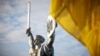 У Києві підняли особливий прапор України. Зеленський: наш прапор – це наша сила, джерело волі і пам’ять 