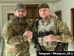 Глава Чечні Рамзан Кадиров (ліворуч) та його помічник Апті Алаудінов