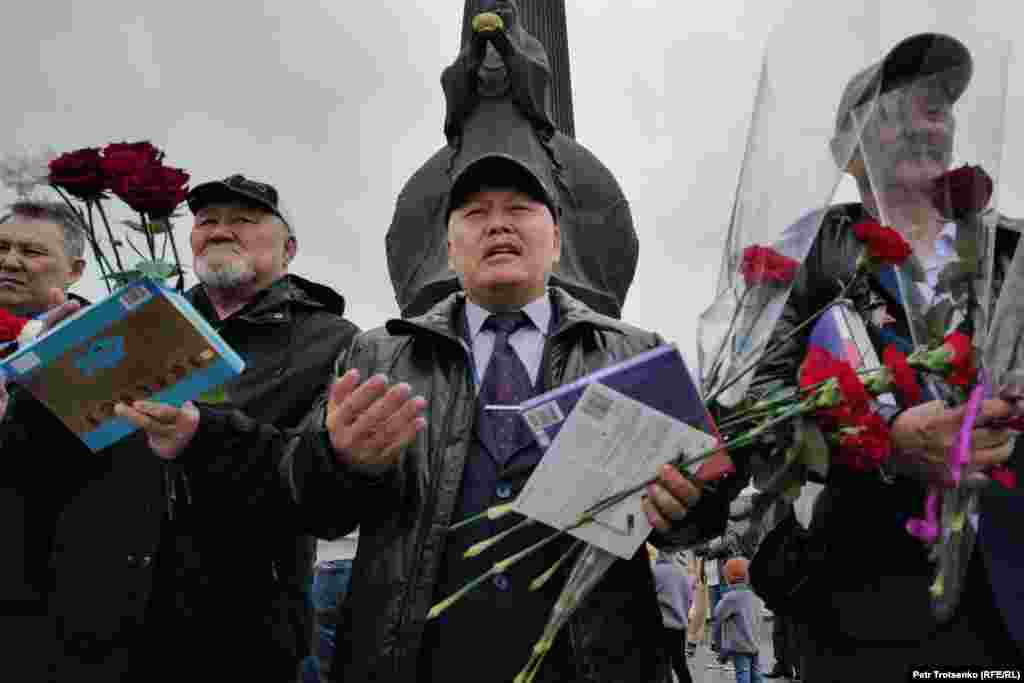 Перед возложением цветов воины-интернационалисты помолились в память о погибших во Второй Мировой войне.