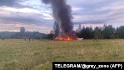 Горять уламки літака, на якому загинув ватажок «вагнерівців» Євген Пригожин, серпень 2023 року