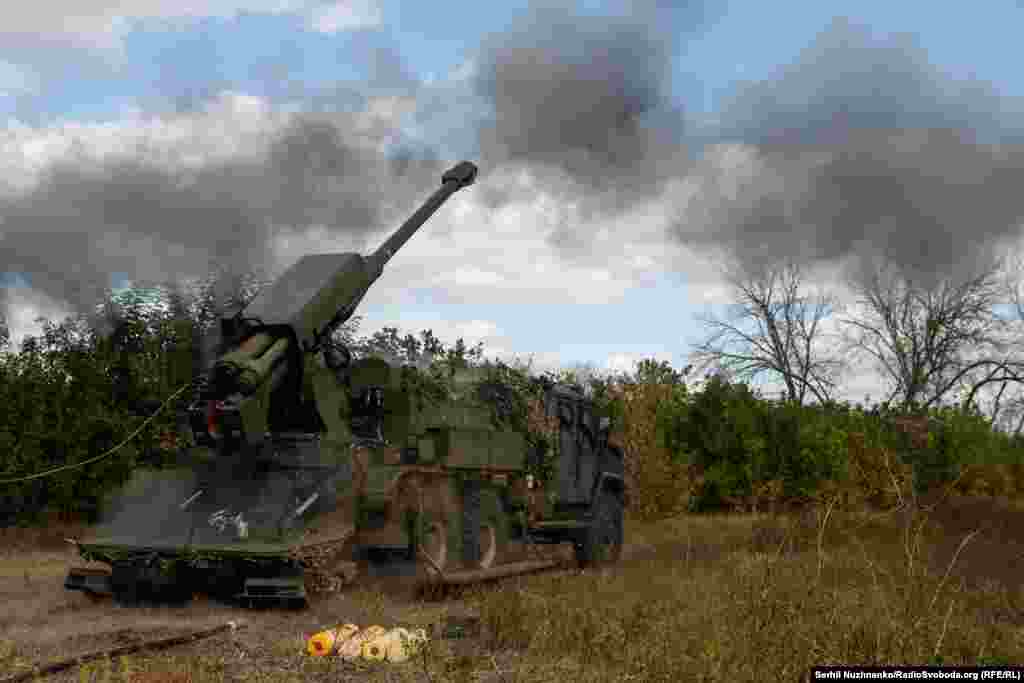 Лунає команда: «Вогонь!». 155-мм снаряд летить по заданій цілі