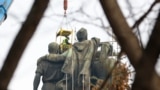 Частично разобранный памятник Советской армии в Софии, 13 декабря 2023 года.<br />
<br />
Самая верхняя часть памятника, вытянутая правая руку советского солдата и автомат, была срезана накануне вечером&nbsp;