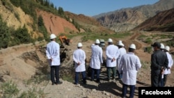 Орусиялык “Росатом” ишканасынын өкүлдөрү Жумгалда уран калдыктарын көчүрүү иштери менен таанышып жаткан учур. Иллюстрациялык сүрөт.