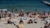 Oameni la plajă în Odesa, Ucraina (imagine de arhivă). Dincolo de poluarea cauzată de războiul Rusiei împotriva Ucrainei, poluare care va fi resimțită și de țările din jur, Marea Neagră se confruntă și cu alte riscuri.