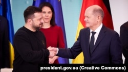 Президент України Володимир Зеленський і канцлер Німеччини Олаф Шольц (праворуч) під час церемонії підписання Угоди про співробітництво у сфері безпеки та довгострокової підтримки між Україною та Німеччиною. Берлін, 16 лютого 2024 року. Архівне фото