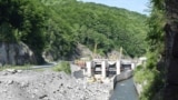 Un zvon fals privind vânzarea Hidroelectrica împrăștie furie online: una dintre cele mai profitabile companii românești ar fi fost vândută în secret Franței, mai precis lui Emmanuel Macron, probabil cel mai atacat lider european în România, după Volodimir Zelenski.Foto: Livezeni.