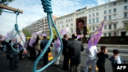 Protesc în fața ambasadei Iranului din Marea Britanie împotriva execuțiilor practicate de regimul de la Teheran fără judecată. 