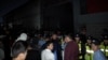 Бишкектеги жатакананын жанына жүздөгөн киши топтолду, милиция курчап турат