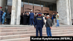 Жардам сурагандар Жогорку Кеңештин алдына барышты. 2023-жылдын 18-сентябры.