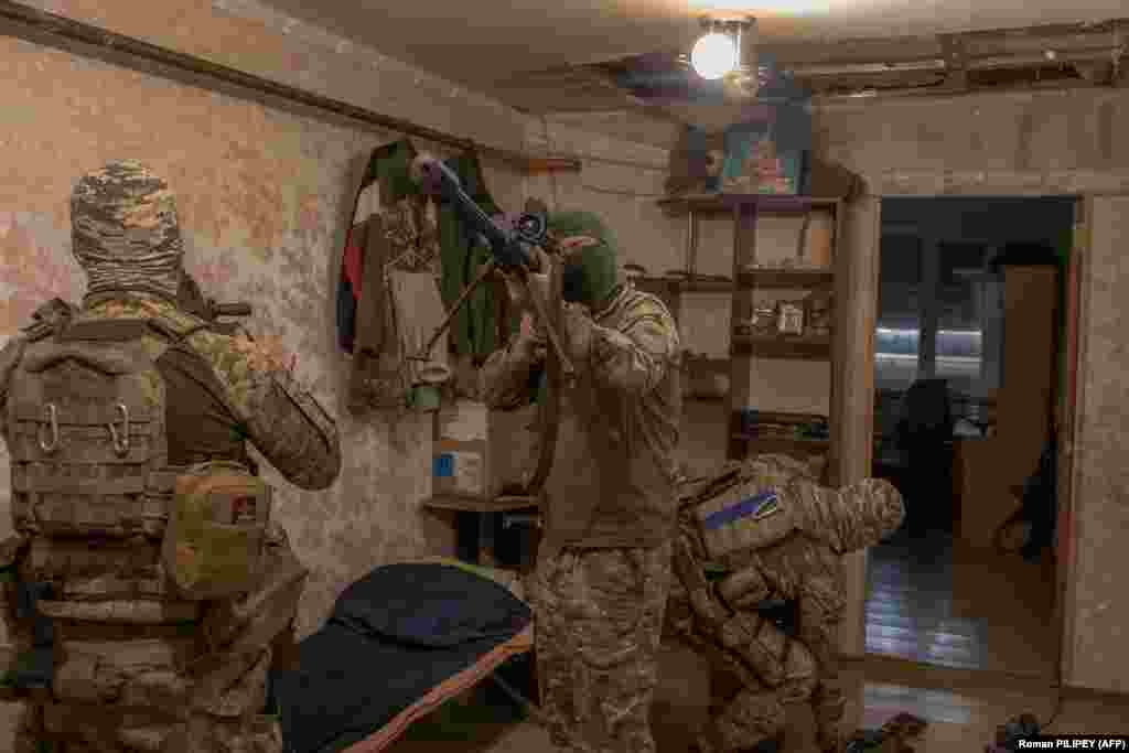 25 вересня. Український військовий із позивним «Кузя» з елітного підрозділу «Привиди Бахмута» перевіряє приціл. Він збирається на завдання всього за кількасот метрів від позицій окупаційних військ на сході України. Бої на тій ділянці фронту – це переважно «окопна війна» та дальні артилерійські дуелі. Однак «Кузя» вважає, що снайпери вкрай необхідні українським військам для просування