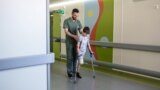 Выступление артиста перед маленькими пациентами и их близкими у главного корпуса киевской детской больницы &laquo;Охматдет&raquo;, 31 мая 2024 года.<br />
<br />
Российская крылатая ракета попала в здание <a href="https://www.google.com/maps/place/%D0%9E%D1%82%D0%B4%D0%B5%D0%BB%D0%B5%D0%BD%D0%B8%D0%B5+%D1%82%D0%BE%D0%BA%D1%81%D0%B8%D0%BA%D0%BE%D0%BB%D0%BE%D0%B3%D0%B8%D0%B8+%D0%9A%D0%BE%D1%80%D0%BF%D1%83%D1%81+3/@50.4506987,30.4817111,78m/data=!3m1!1e3!4m9!1m2!2m1!1schildren's+hospital+kyiv!3m5!1s0x40d4cfa5c086dd65:0x334eae550204847b!8m2!3d50.450622!4d30.481909!16s%2Fg%2F11rn26568t?entry=ttu" target="_self">токсикологического отделения</a>&nbsp;