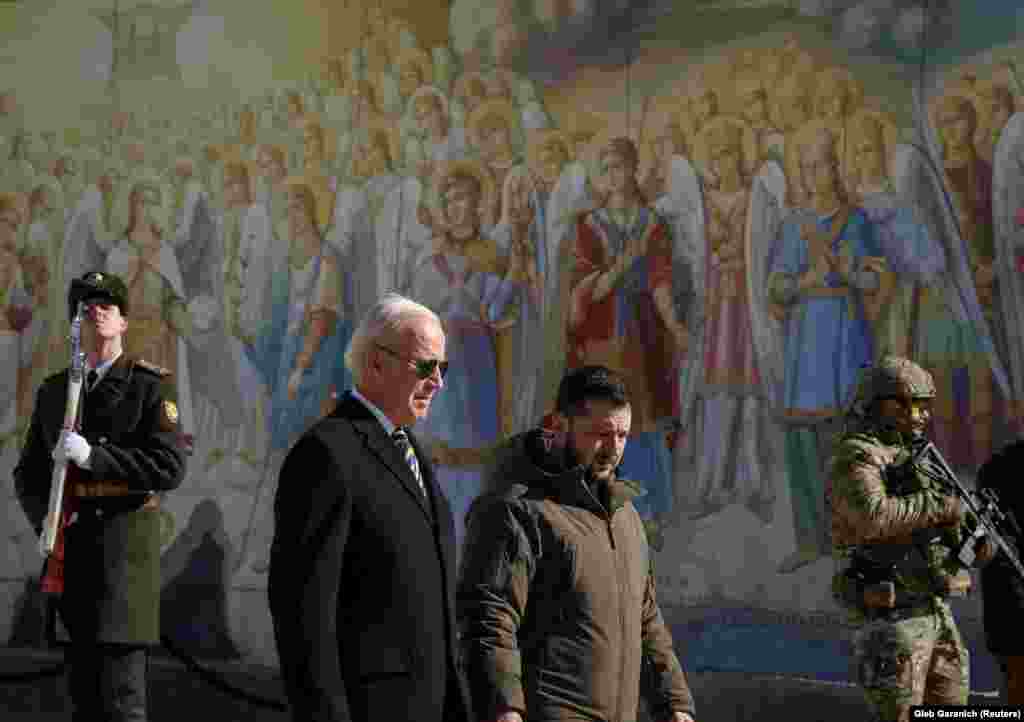 Президент України Володимир Зеленський і президент США Джо Байден (ліворуч) проходять біля Михайлівського Золотоверхого собору. Київ, 20 лютого 2023 року. (REUTERS/Gleb Garanich)