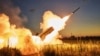Українські військові ведуть вогонь по позиціях армії РФ із трофейної російської термобаричною ракетної установки ТОС-1А «Солнцепьок». Поблизу Кремінної на Луганщині, 7 липня 2023 року 