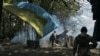 Українські військові ведуть вогонь із гармати поблизу Бахмуту на Донеччині (архівне фото)