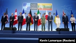 Представники країн «Групи семи», президент України Володимир Зеленський президент Європейської ради Шарль Мішель і голова Єврокомісії Урсула фон дер Ляєн позують під час саміту НАТО у Вільнюсі, 12 липня 2023 року 