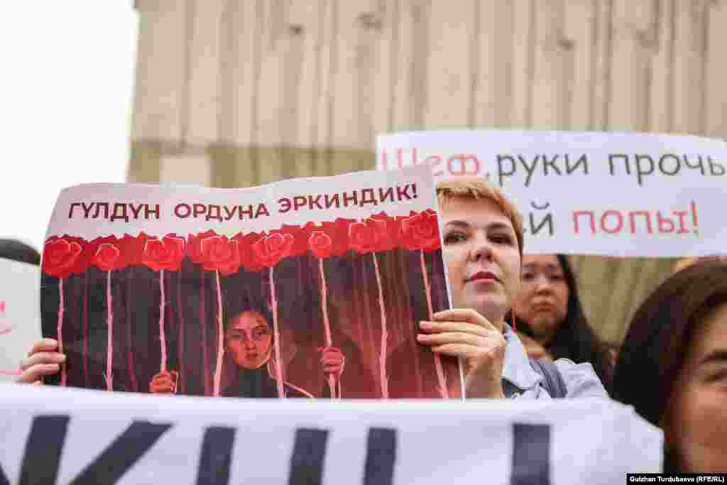 Сүрөтчү Татьяна Зеленская бул ирет да өзү тарткан сүрөтүн көтөрүп жүрүшкө чыкты. 