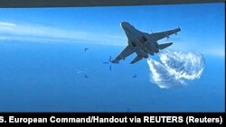 Російський літак Су-27 скидає пальне на безпілотний літак розвідки ВПС США MQ-9 над Чорним морем, намагаючись, очевидно, засліпити або пошкодити його, 14 березня 2023 року. Скріншот із відео