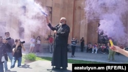 Բագրատ արքեպիսկոպոս Գալստանյանը Երևանի սուրբ Աննա եկեղեցու բակում, 27-ը մայիսի, 2024թ.
