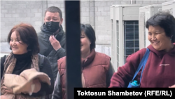 Кемпир-Абад иши боюнча камалган аялдар: Гүлнара Журабаева, Клара Сооронкулова жана Рита Карасартова. Биринчи Май соту, 17-февраль, 2023-жыл.