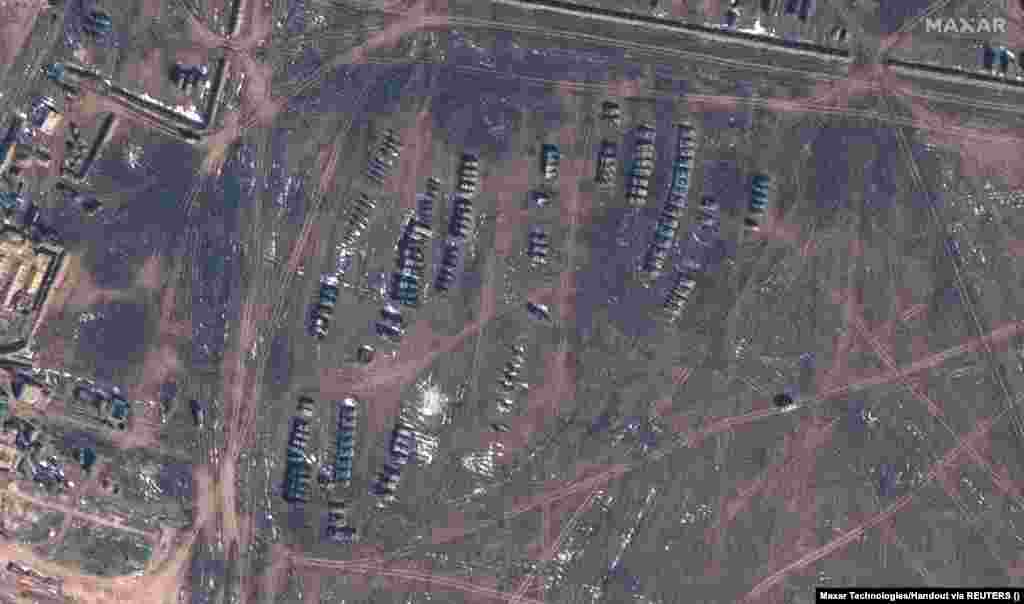 Медведевка айылындагы Орусиянын танктары жана артиллериясы. Москва дайындаган Крымдын лидери Сергей Аксёнов 11-апрелде журналисттерге жарым аралда заманбап, терең коргонуу даярдалганын билдирген. Анын айтымында, Орусияда Украинанын чабуулуна туруштук бере ала турган аскер, техника жетиштүү. 