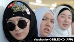 Qirg‘izistonlik ayollar Bishkekdagi Xalqaro hijob kuniga bag‘ishlangan tadbirda. 2-fevral, 2019-yil.