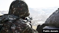 Военнослужащий ВС Армении во время боевого дежурства на границе с Азербайджаном (архив)