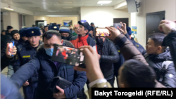 Бишкектин Биринчи май райондук сотунда кармалган журналисттердин бөгөт чарасы каралууда, 17-январь, 2024-жыл.
