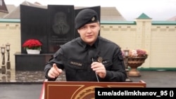 Адам Кадиров виступає перед батальйоном імені шейха Мансура Міноборони Росії. Чечня, Грозний, листопад 2023 року 