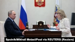 Москва, 16 лютого 2023 року. Очільник РФ Володимир Путін і уповноважена при президенті Росії з прав дитини Марія Львова-Бєлова, 17 березня 2023 року. Міжнародний кримінальний суд (МКС) видав ордер на їх арешт